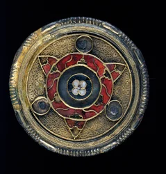 Juwelenbesetzte Scheibenbrosche, 6. Jahrhundert (Gold, Silber und Cloisonné-Email)